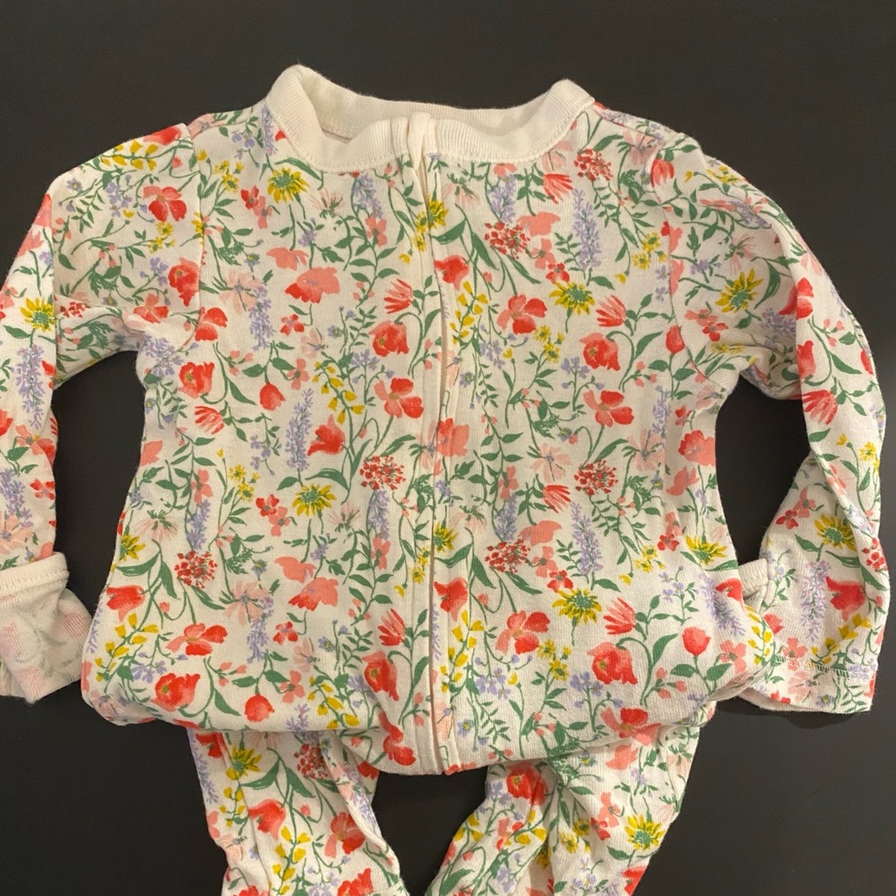 Old navy zip up jammies 3-6 mon